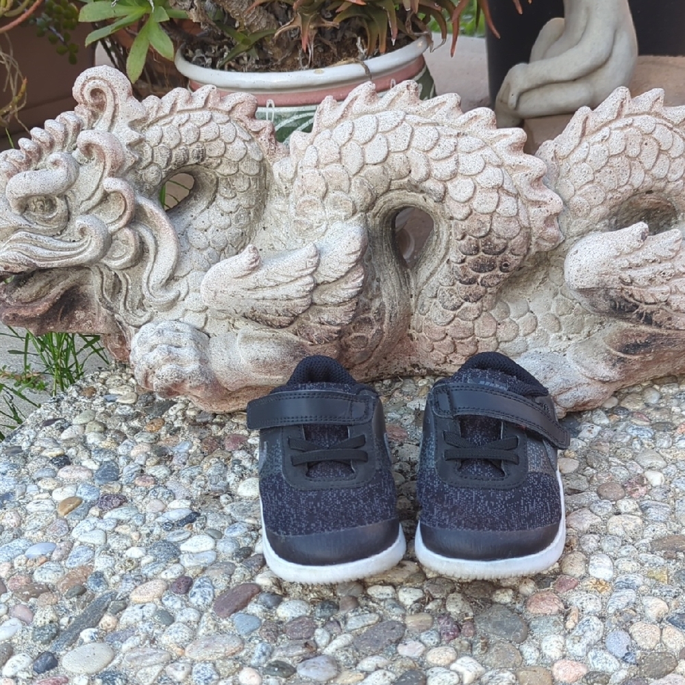Nike Kids Black Hook-and-Loop Velcro Sneakers